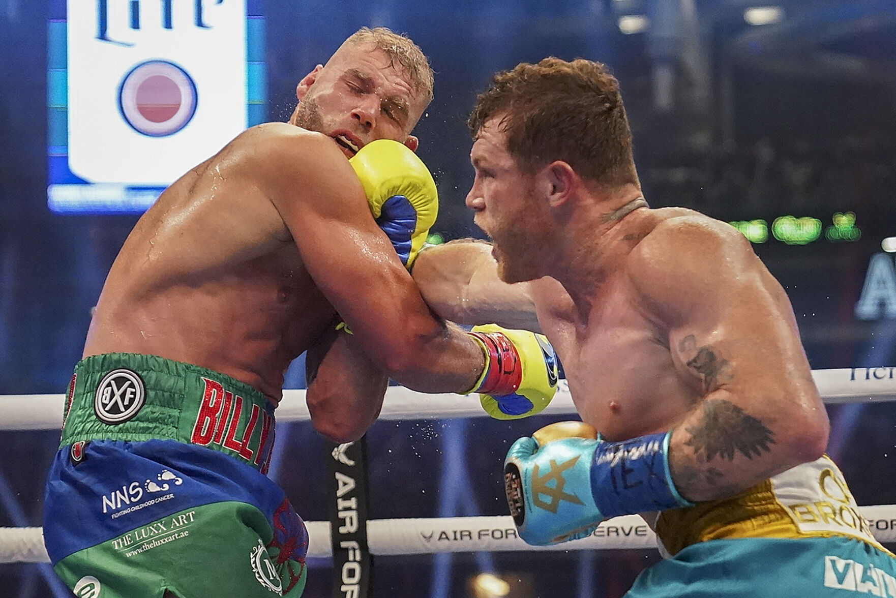 APTOPIX Alvarez Saunders Boxing
